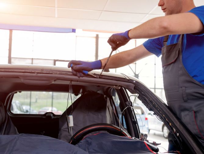 Auto Glass Tools: What Expert Technicians Use for Auto Glass Replacement and Repair