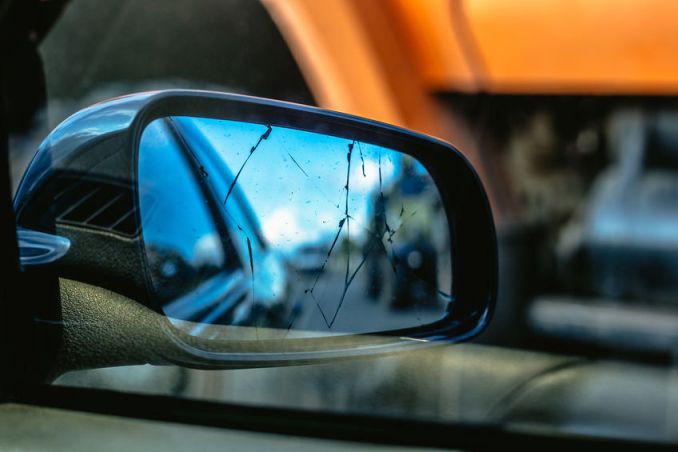 Got a Broken Side Mirror? 3 Reasons You Need to Replace It Immediately