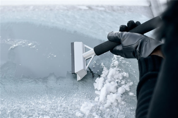 How to Properly De-Ice a Windshield